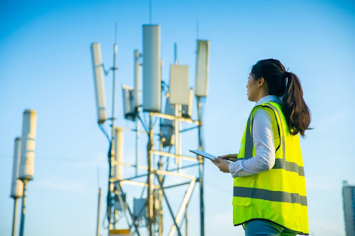 AI use cases in the telecom industry include usines AI tools, machine learning models, generative AI, and other AI powered solutions for customer queries, customer data analysis, customer experience, sales forecasting, and to enhance efficiency.
